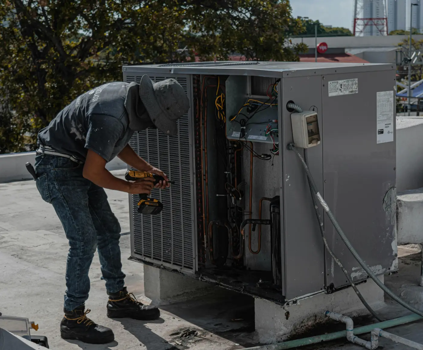 Techniker bei dringender Klimaanlagen-Reparatur in Wien