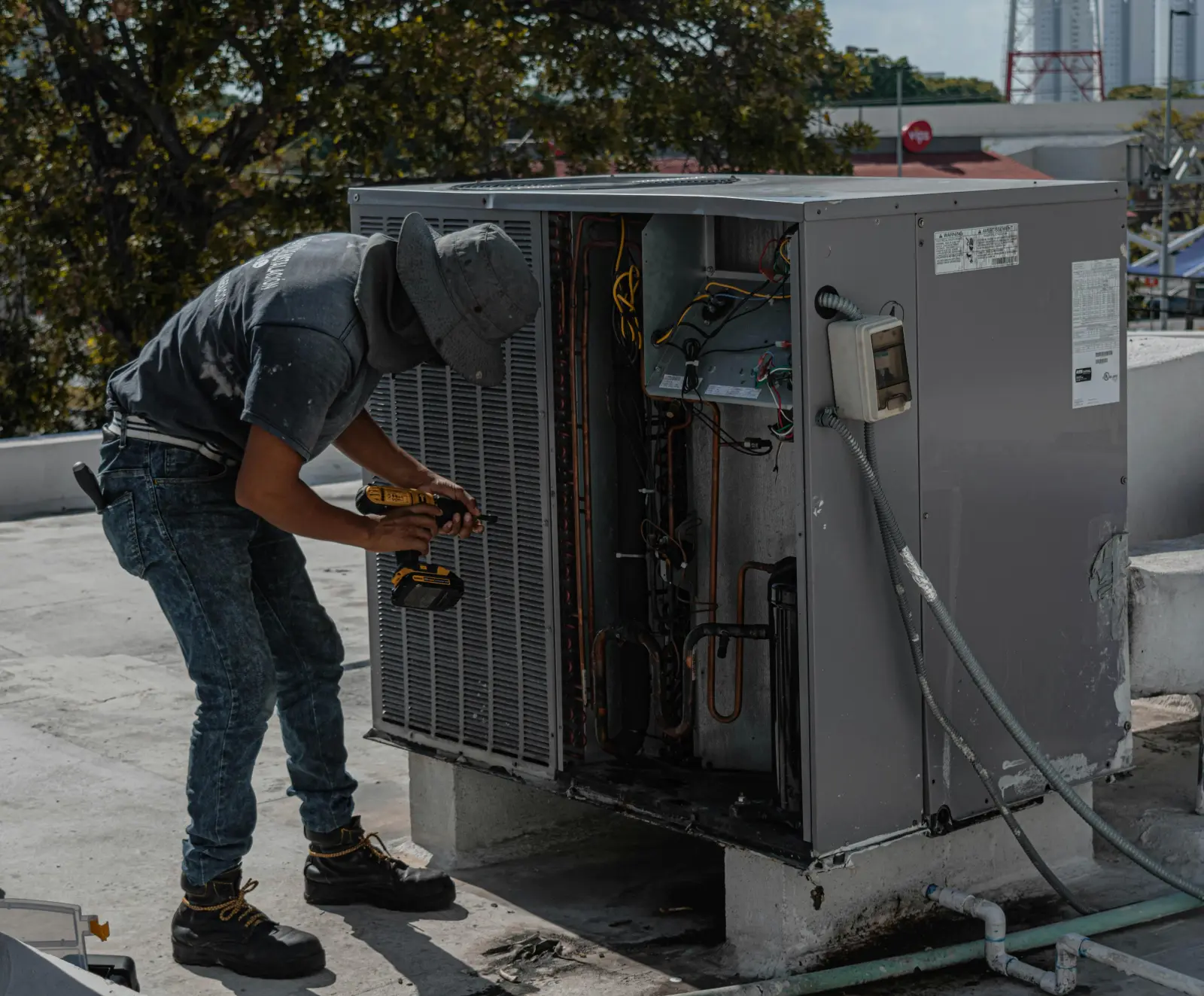 Techniker bei der Klimaanlagen-Reparatur in Wien