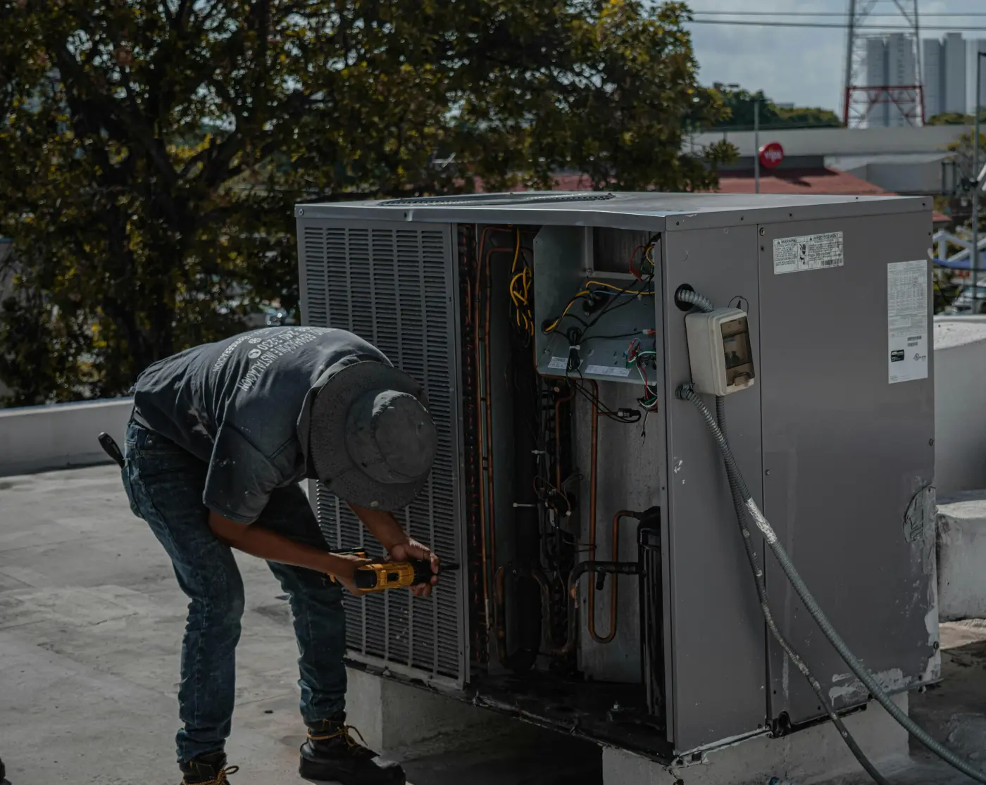 Reparatur einer Split-Klimaanlage in einer Wohnung in Wien